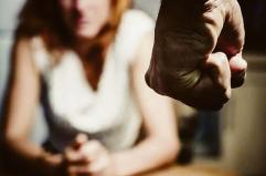 Viola il divieto di avvicinamento: bloccato sotto l&rsquo;abitazione della ex a Bari