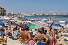 Bari, turista punto da vespa sulla spiaggia di Pane e Pomodoro e derubato mentre era in ambulanza: spariti 650 euro