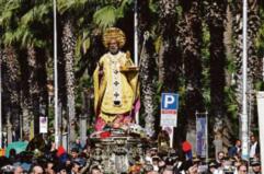 Cade sulla cera del corteo di San Nicola e si frattura, assolto il Comune: «La donna doveva stare più attenta»