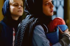 Una madre iraniana sfida le convenzioni per tutelare la figlia