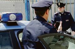 Bari, cerca di pugnalare i passanti in Via Sangiorgi: le Volanti fermano un extracomunitario