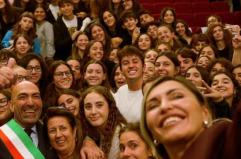 Il Liceo Socrate a Bari spegne 50 candeline: la festa con gli ex studenti, ci sono anche Leccese e Serena Brancale