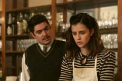 Un ristoratore reduce di guerra e una misteriosa cameriera in un dramma sentimentale