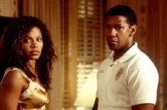 Un poliziotto integerrimo si ritrova in una vicenda oscura che rischia di travolgerlo