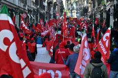 Sciopero generale, Cgil in corteo a Bari: trasporti a rischio. Landini: «Salari in ginocchio»