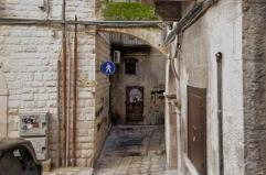 Pienone a Bari Vecchia ma zero bagni pubblici: ecco i &laquo;fai da te&raquo; realizzati nel sottano