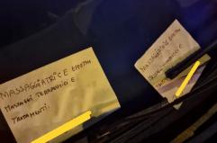 I massaggi alla vigilia di Natale: affari d'oro per l'escort. Ecco i bigliettini sulle auto dei baresi