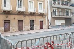 Taranto, stabile a rischio crollo dopo le forti piogge: sgombero in via Pupino. E intanto via Di Mezzo si sbriciola
