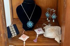 Gioielli alle stelle, olio e smartphone in caduta libera: ecco i prezzi sulle montagne russe