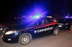 Novoli, bloccano la strada con dei massi poi minacciano, rapinano e molestano una 36enne: 2 arresti. Caccia al terzo complice