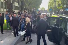 Armani, Donatella Versace porta dei fiori bianchi nella camera ardente