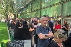 Folla in fila a Milano per Giorgio Armani "Lascia tanto amore"