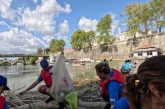 “Arca Blue Leaders”, rimossi 100 kg di rifiuti galleggianti sul Tevere