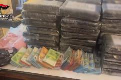 In casa con 67 chili di droga e due pistole, arrestato 35enne a Roma