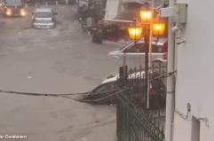 Violento nubifragio a Ischia, l'acqua trascina le auto dei Carabinieri