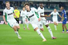 Il Sassuolo vince a Verona, al Bentegodi decide Pinamonti
