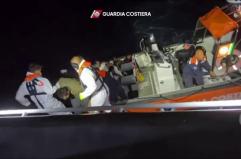 La Guardia Costiera soccorre 64 migranti sull'isola di Lampione