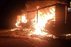 Mezzo pesante in fiamme sull'A19, illeso il conducente