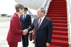 Premier cinese arriva a Singapore per una visita ufficiale Premier cinese arriva a Singapore per una visita ufficiale