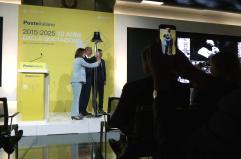 10 anni di Poste Italiane in Borsa, l'azienda festeggia i risultati