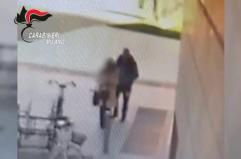 Una donna di 43 anni accoltellata a Milano, le immagini dell'episodio