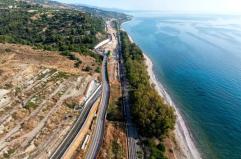 Statale 106 in Calabria, assegnati a Webuild ed Eteria due nuovi lotti