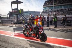 Pole position di Bezzecchi su Alex Marquez a Valencia, Bagnaia 16°