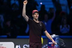 Sinner ancora re dei “Maestri”, Alcaraz ko. Meloni “Orgogliosi di te”