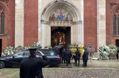 Vanoni, il feretro accolto dagli applausi a Milano