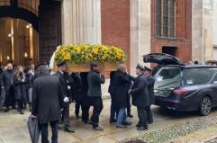 Ultimo saluto di Milano a Ornella Vanoni, la nipote Camilla intona “Senza fine”