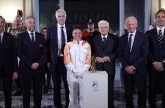 La fiamma olimpica arriva al Quirinale, Paolini la consegna a Mattarella