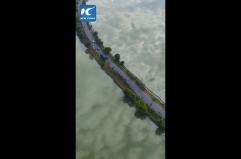 Cina, "Sky Road" sull'acqua, nell'Anhui le auto sembrano scivolare tra le nuvole