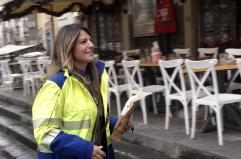 Napoli, il portalettere al servizio della comunit&agrave; nel centro storico