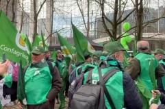 Gli agricoltori in piazza a Bruxelles per chiedere un cambio di rotta all'Ue
