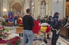 Folla commossa a Napoli per l'ultimo saluto a Davide Tizzano