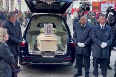 Funerali Achille Barosi, feretro salutato da applausi e note di "Perdutamente"
