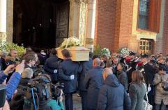 Crans-Montana, commozione a Milano per l'ultimo saluto a Chiara Costanzo