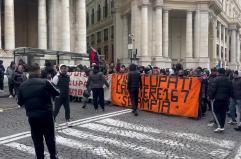 Napoli, oltre 200 manifestanti in piazza contro l'America's Cup