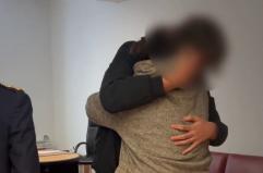 Il 14enne scomparso nel Veronese riaffidato alla madre, l'abbraccio commovente