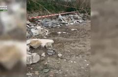 Trecento metri quadrati di terreno vegetale trasformati in una discarica abusiva