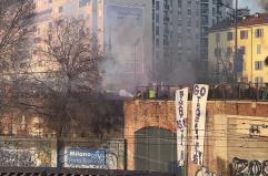 Corteo contro le Olimpiadi a Milano, lanciati petardi sui binari della ferrovia