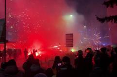 Corteo a Milano, petardi e fumogeni contro la polizia: le immagini
