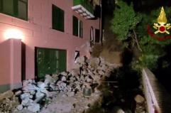 A Genova crolla un muraglione su un palazzo e un garage: le immagini