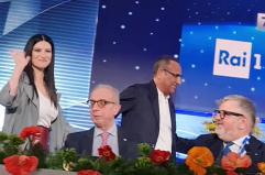 Sanremo, Carlo Conti accoglie Laura Pausini: le immagini