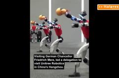 Il cancelliere tedesco Merz visita un'azienda cinese di robot umanoidi