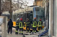 Tram deraglia a Milano e si schianta contro un palazzo, le immagini