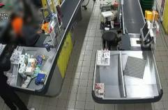 Rapina a mano armata in un supermercato, due arresti a Roma