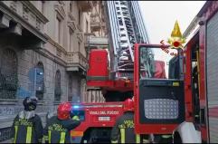 Incendio in una palazzina a Milano, evacuati i condomini: le immagini
