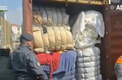 Sequestrati al porto di Napoli 130kg di rifiuti tessili