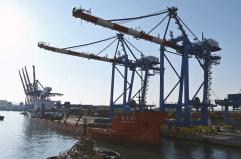 Medov, le operazioni di scarico delle nuove gru al terminal SECH di Genova